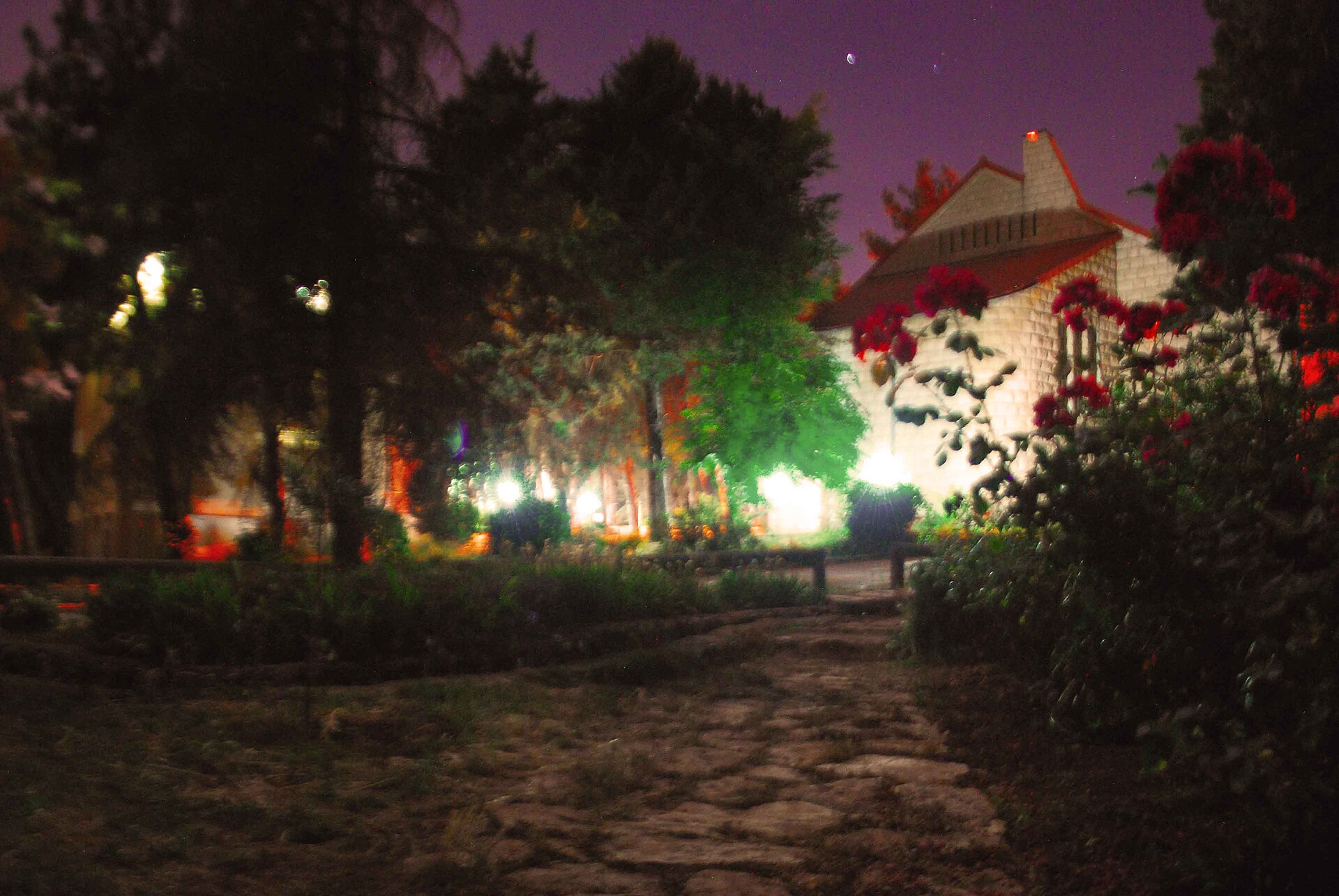 Imagem de referência relacionada a Kherbet Rouha, item descrito como vila do Líbano